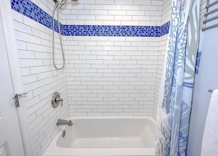 Stunning 2br/2ba Bayfront Retreat Holiday home