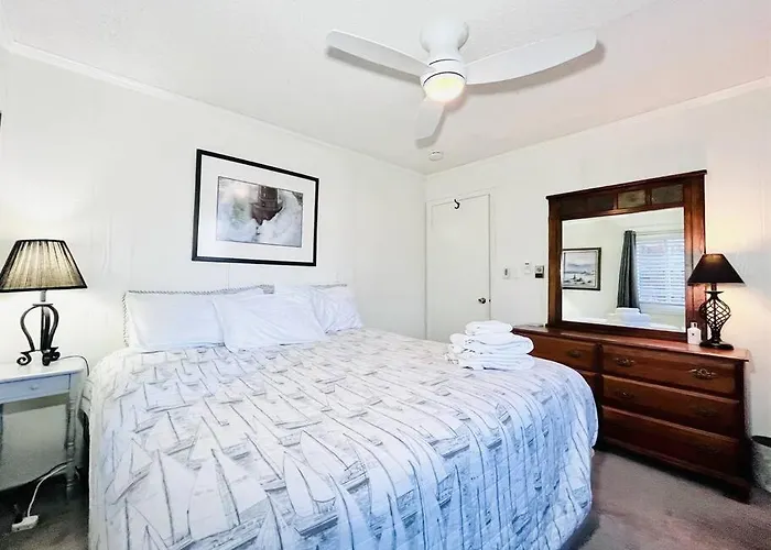 Holiday home Stunning 2br/2ba Bayfront Retreat