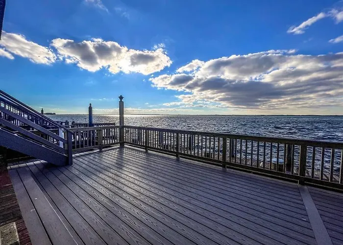 Holiday home Stunning 2br/2ba Bayfront Retreat